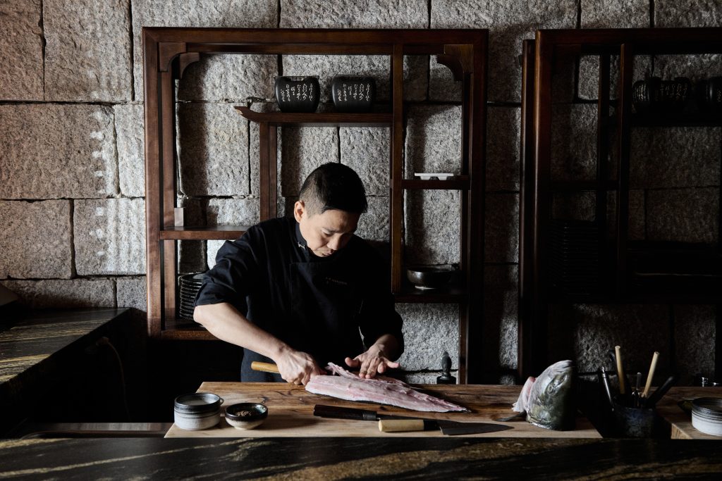 Chef de Hotaru Madrid preparando pescado en la barra, fotografía de Jose Salto