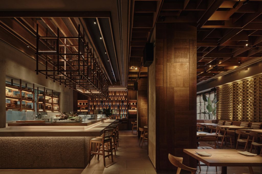 Columna de madera junto al comedor de Osaka Nikkei Madrid
